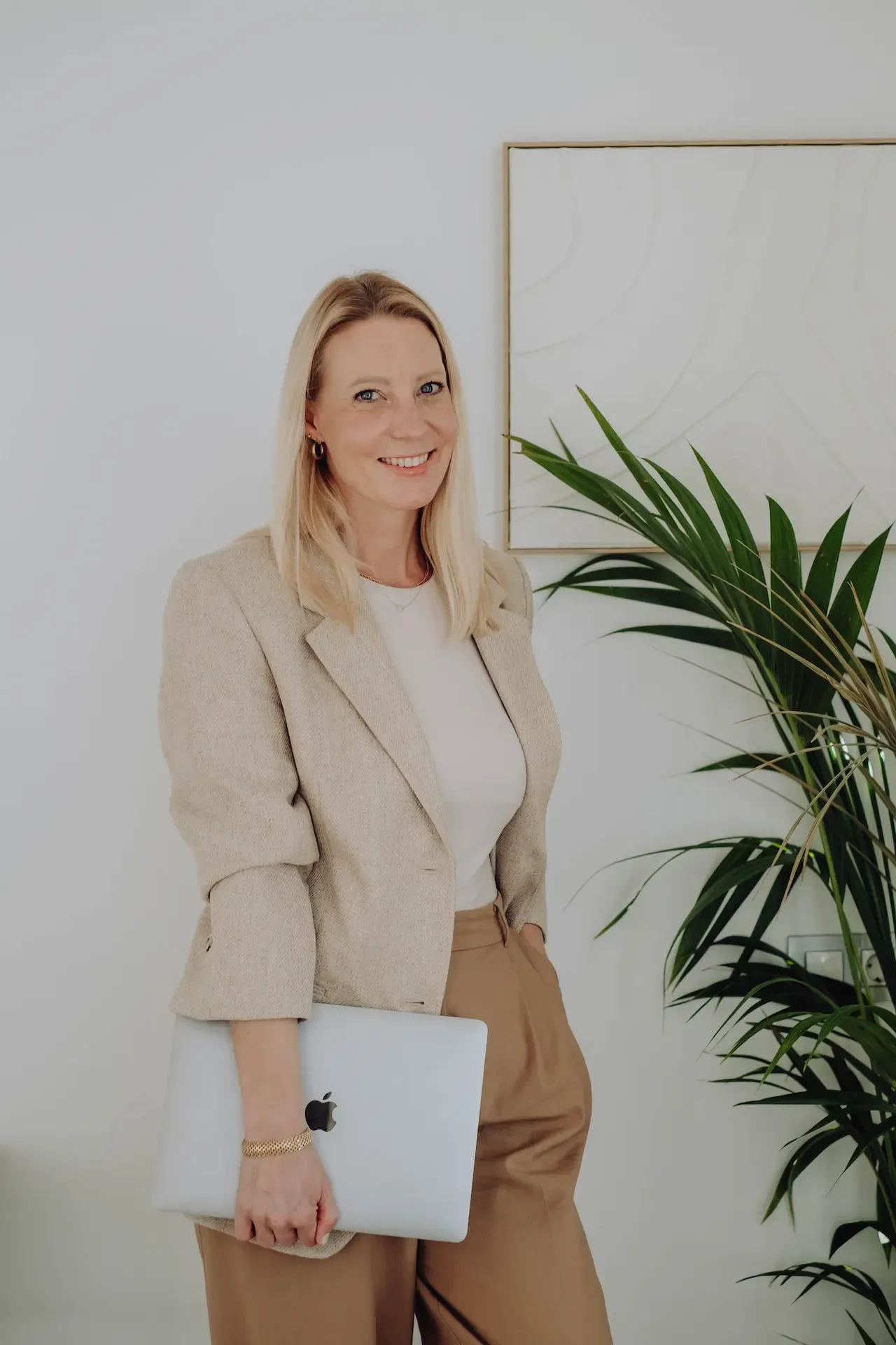 Porträt von Nadine Kleifges im hellen Blazer